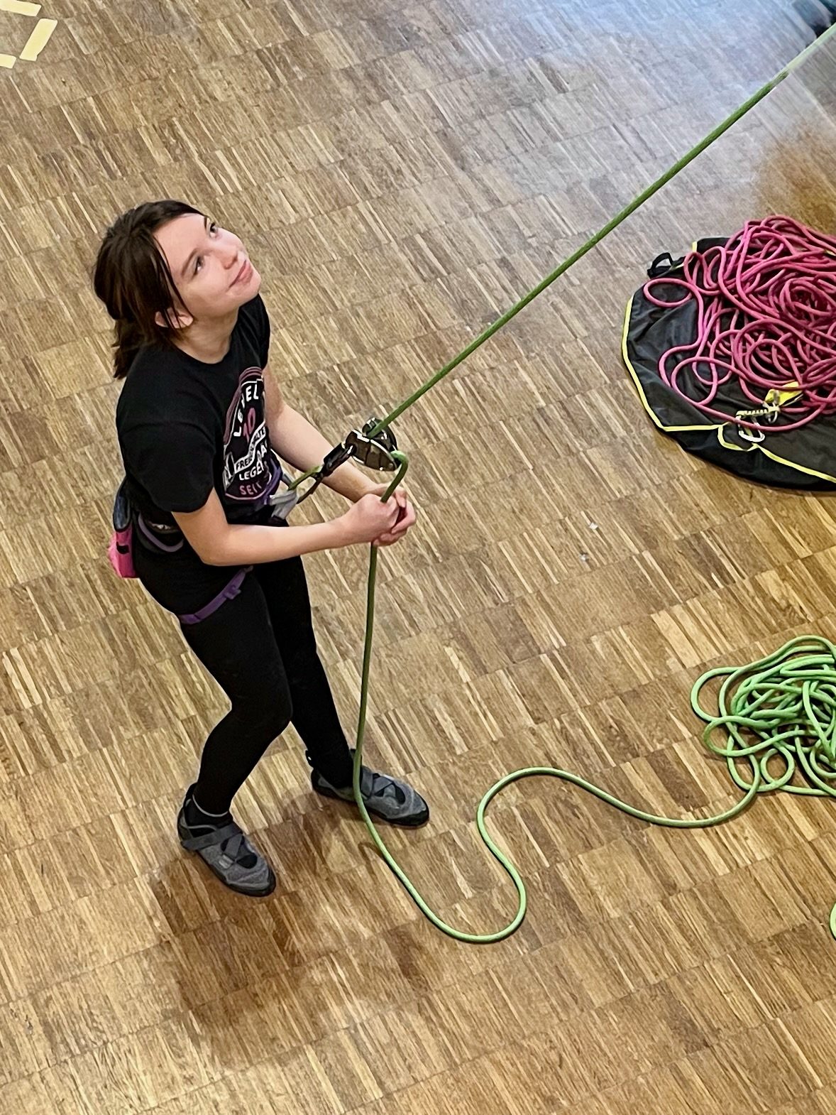 Ein Mädchen sichert mit Seil in unserer rockKIDS Klettergruppen