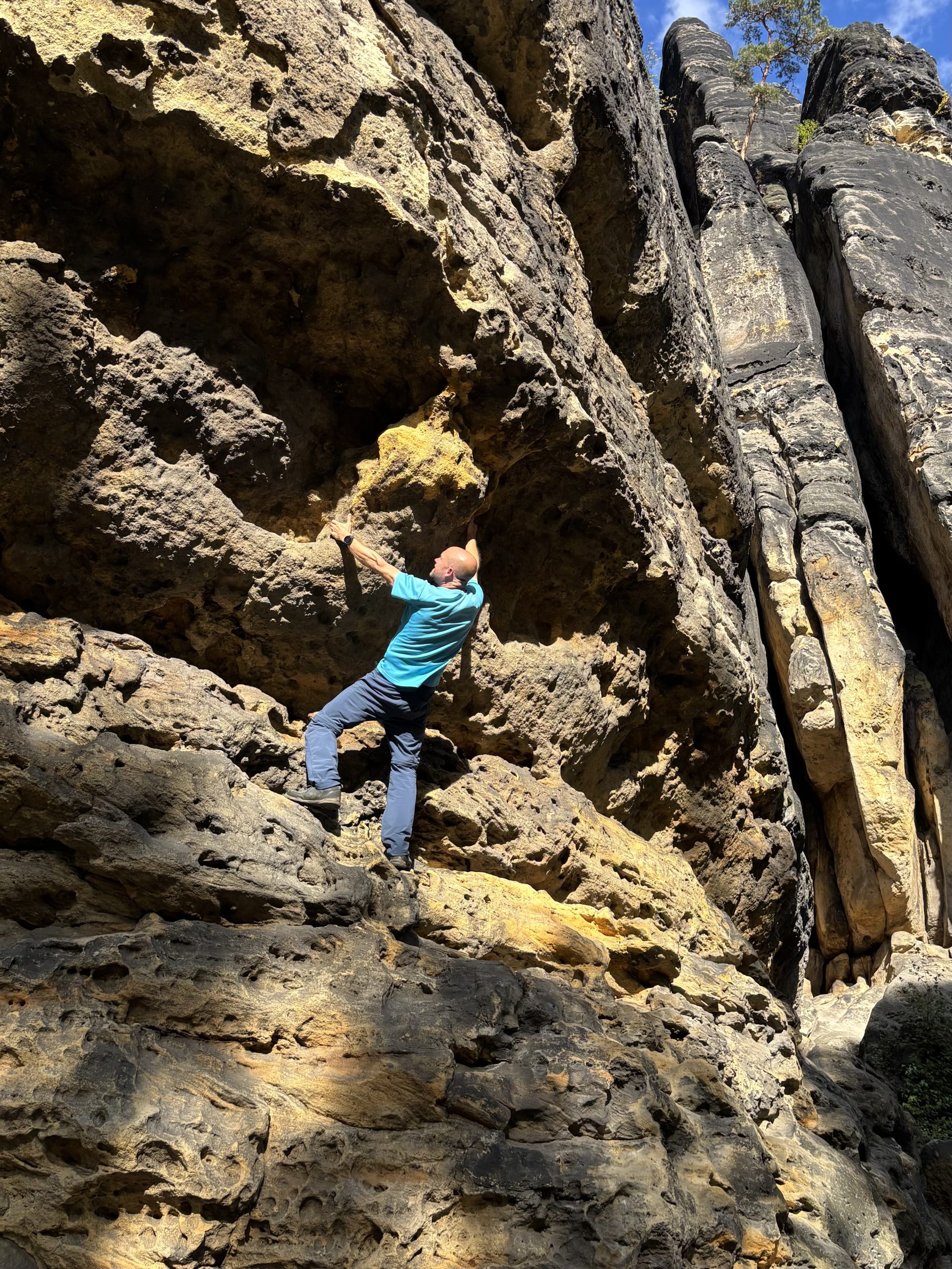 Marc Brouwers beim Felsklettern im Elbsandsteingebirge – Inhaber der Sportschule ROCKS